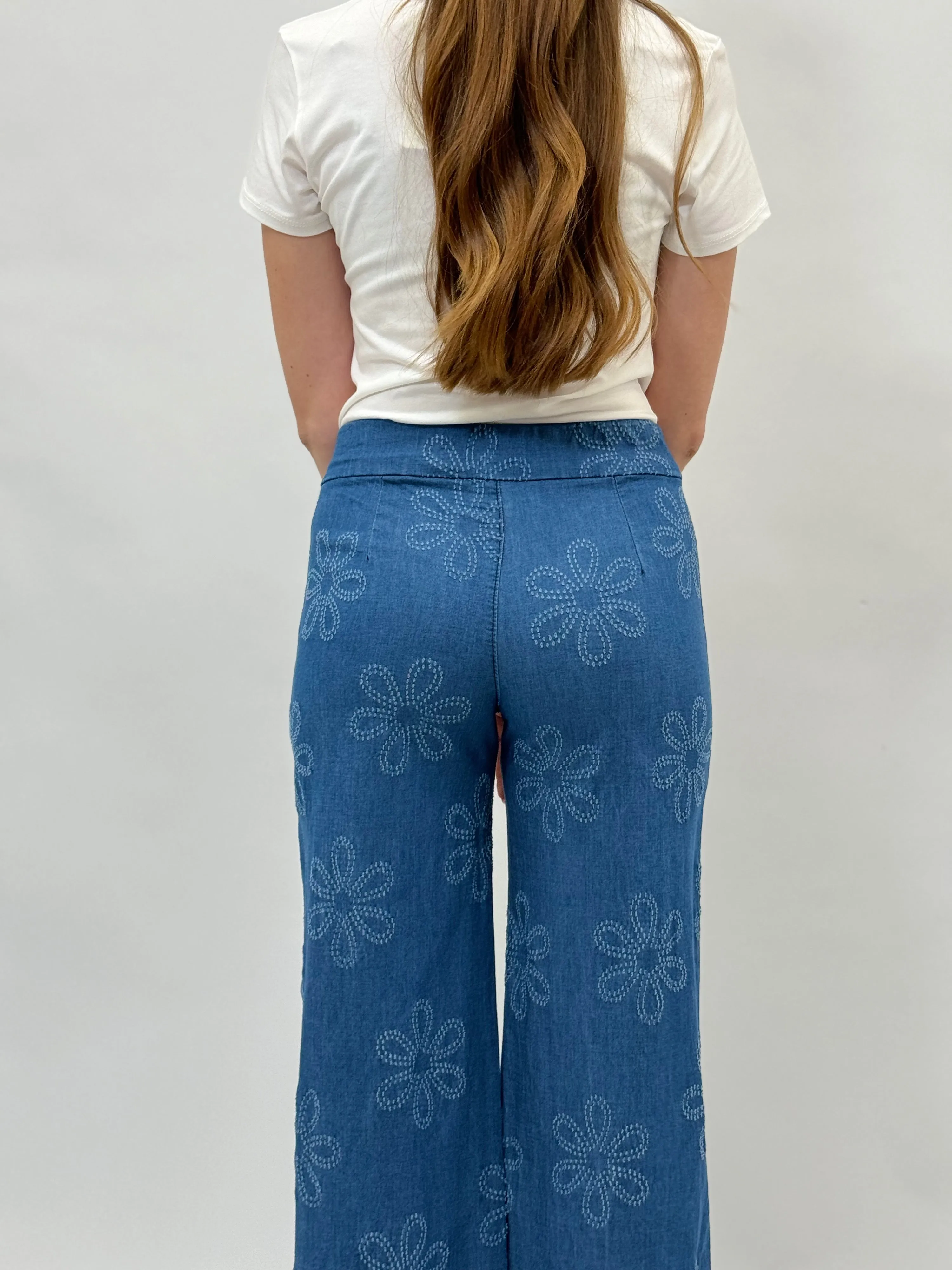 Pantaloni in jeans leggero con ricami fiori