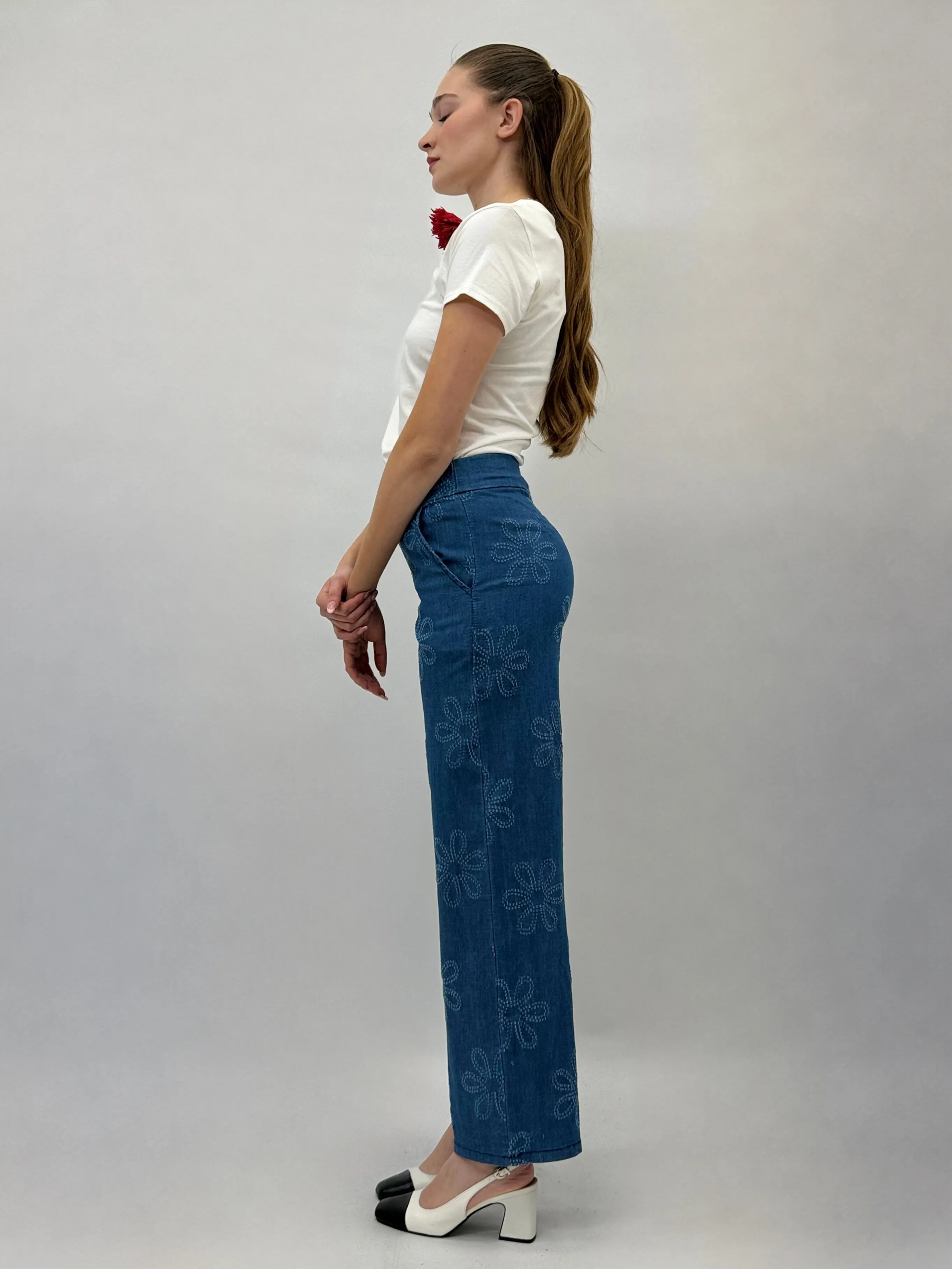 Pantaloni in jeans leggero con ricami fiori